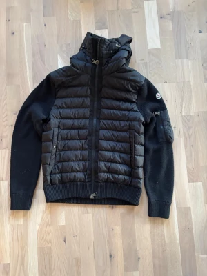 Svart cardigan från Moncler - En snygg svart monclare cardigan jag typ slldrog använt. Väldigt bra skick. Äkta… finns tag. Väldigt snygg och sitter bra i storlek M. Ändast seriösa köpare. Skriv om ni har frågor!!! Pris ej hugget i sten.