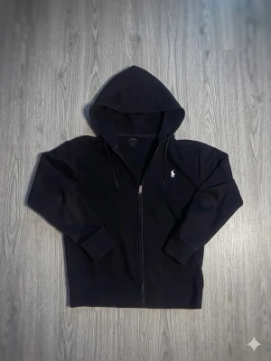 Ralph Lauren zip - En väldigt fin Polo Ralph Lauren kofta i väldigt bra skick👍 Pris går att diskutera så kom med bud!Storleken är xs men jag hade sagt att den passar någon mellan 165 och 170 bra. Inga fel på den eller något men hör gärna av er vid funderingar.  8/10 skick✅ Snabb frakt💨 Svarar snabbt vid funderingar👍