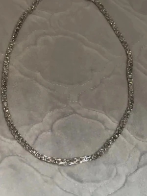 Silver kedja - Denna kedja fick jag som gåva, däremot passade den inte mig därför väljer jag att sälja den.      Har du frågor är det bara att skicka ett meddelande! 😃