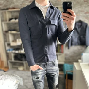 Overshirt - Mycket fint skick, inga defekter. Nypris ca 1000kr. Storlek S, passar dig som är 170-180cm ungefär. Skriv för mer information!🤝