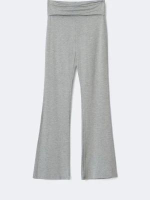 Grå mjukisbyxor med utsvängda ben - Snygga grå mjukisbyxor med utsvängda ben och bred linning. Byxorna är i mjukt och stretchigt material. Slutsålda hos gina