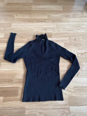 Topp ONLY stl S - Ribbad topp från ONLY, står ej storlek men passar en S.