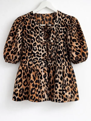 Leopard blus - Snygg och trendig blus i leopardmönster med feminina detaljer. Perfekt statement-plagg som lyfter vilken outfit som helst!  ✨ Storlek: M ✨ Material: 100% polyester (lätt och följsamt tyg) ✨ Färg: brun/svart/beige leopardprint ✨ Detaljer: knytrosetter framtill och puffärmar ✨ Skick: fint skick  Passar perfekt till jeans för en casual look eller uppklätt med kjol/byxor 🤎 