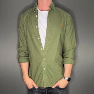 Ralph lauren skjorta - Hej säljer nu min fina Ralph lauren skjorta i storlek M. Den är i nyskick och kommer vara otroligt snygg på sommaren. Nypris cirka 1600kr! 