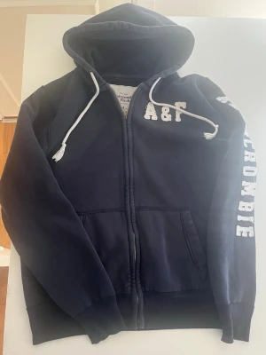 Abercrombie zip hoodie mörkblå  - Riktigt snygg Abercrombie zip hoodie. fint skick inga fel storlek M kan ta mått vid behov. Endast 428kr ej hugget i sten kom gärna med frågor och prisförslag 😁har även mycket mer liknande i min profil alla storlekar kolla gärna stor rabatt vid köp av flera ✌️