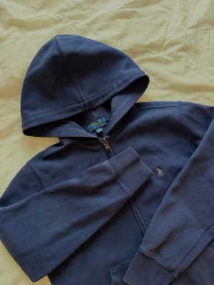 Ralph Lauren zip  - Polo Ralph Lauren zip hoodie i mörkblå färg. Fint skick! Två fickor där fram. Storlek 10-12 år