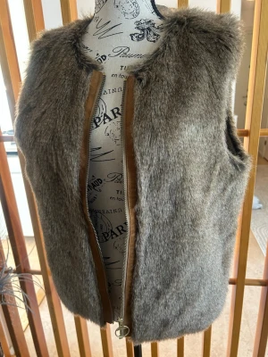 Päls väst  - Superfin päls väst, aldrig använd prislapp finns fortfarande kvar. Storlek 40 