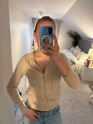 Beige hoodie med dragkedja Soft Goat - Mysig beige hoodie från Soft Goat i Kashmir. Finns ett hål vid ena armbågen men går att sy igen lätt🥰