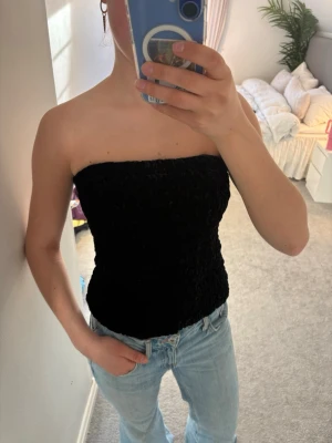 Svart bandeau topp - Säljer en svart bandeau topp i sammet❤️‍🔥