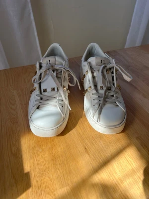 Valentino sneakers  - Säljer ett par vita Valentino Rockstud sneakers i stl 37,5. De är varsamt använda och köptes oanvända av annan privatperson för 1 år sedan för 6500kr. De är i fint skick utan större defekter! Hör av dig för frågor! 