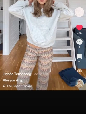 Mönstrade zigzag leggings i retrostil - Säljer dessa jätte snygga byxor som är köpta på Vinted, säljer pågrund av att de är för små för mig 