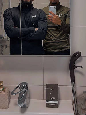 Under Armour half zip tröjor - Två snygga Under Armour half zip tröjor, en i svart och en i olivgrön. Båda har lång ärm, hög krage och vit logga på bröstet. Perfekta för träning eller chill, tillverkade i mjukt syntetmaterial som andas. Säljes tillsammans eller separat! Knappt knappt använda storlek M passa smal också  300 st 