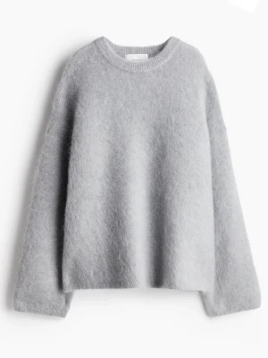 Ljusgrå mohair tröja - Super mysig stickad, oversized tröja i mohair från H&M. Pris går att diskutera 🥰
