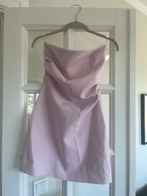 Rosa bandoue klänning  - Ur gullig rosa/ lila bandoue klänning från Zara. Aldrig använd så i nyskick. Jätte söt till sommaren och formar kroppen väldigt bra. 