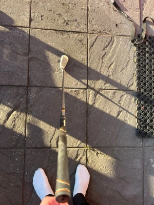 Golfklubba järn 5, vänster håll - Säljer en golfklubba, järn 5, med svart grepp och silverfärgat klubbhuvud. Klubbhuvudet har en modern design och siffran 5 är tydligt markerad på sidan. Perfekt för dig som vill komplettera din golfutrustning.