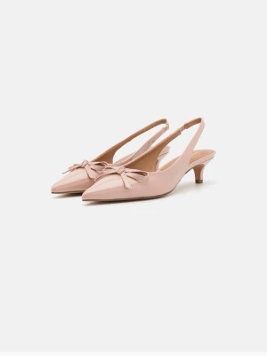 Rosa ballerinaskor med rosett Anna Field - Snygga ballerinaskor i ljusrosa från Anna Field med spetsig tå, låg klack och öppen häl. Skorna har en elegant rosett framtill och är tillverkade i ett glansigt material som ger en chic look. Perfekta för dig som gillar stilrena skor och väldigt sköna skor. 