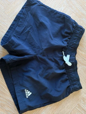 Adidas badshorts stl. 9-10Y - Badshorts barn från Adidas.
