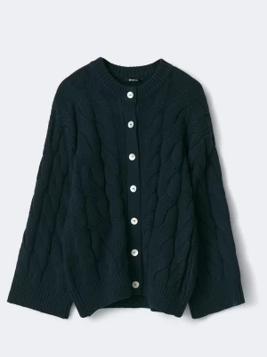 stickad kofta! - jag säljer denna helt oanvända koftan med prislapp kvar från gina tricot! Den är slutsåld på hemsidan men helt i nyskick! 💕ord pris 460kr