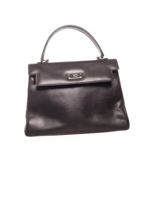 H Kelly style väska - Stilren svart handväska i slätt läder med klassisk topphandtag och silverfärgat spänne framtill. Väskan har en elegant, strukturerad form och lockstängning. Perfekt för dig som gillar the Olsen twins style.