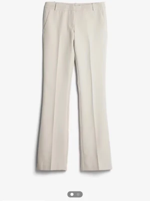 Suit pants(dress bukser) - Selger disse dress buksene pågrunn av at de ikke blir brukt. De er kjempe fin stand og ikke brukt mye. De er i størrelse 38 og er litt som sleng bukser nederst. Betaling går gjennom Plick eller Vipps (evt paypal) kjøperen betaler frakt selv😊