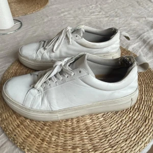 Vagabond sneakers vita - Vagabond Zoe Platform stl 39. Se bilder för skick. Nypris cirka 1000-1200kr