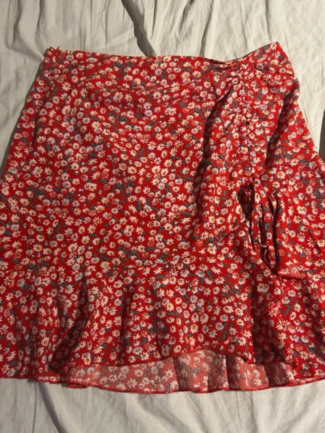 Röd blommig kjol 