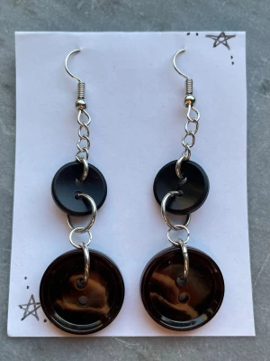 Örhängen av knappar - Örhängen av knappar, gjorda av mig💕