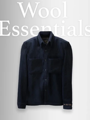 Overshirt  - Stilren overshirt i ull. Finns i både mörkblått och grått, med klassisk krage, två stora bröstfickor och knäppning framtill. Perfekt lager på lager-plagg med tidlös design och mjukt material.