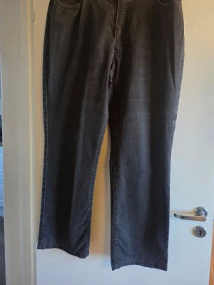 Grå raka jeans med resårmidja, D23 (48) - Snygga grå jeans med raka ben och resår i midjan för extra komfort. Klassisk femficksmodell och diskreta sömmar. Perfekta för en avslappnad och trendig stil. Materialet är denim. 