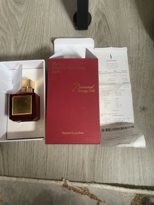 Baccarat Rouge 540 Extrait de Parfum - Lyxig parfym från Maison Francis Kurkdjian, Baccarat Rouge 540 Extrait de Parfum. Flaskan är fyrkantig i rött glas med guldfärgat lock och etikett. Volymen är 70 ml. Kommer i elegant röd förpackning med gulddetaljer. Perfekt för dig som gillar exklusiva dofter.