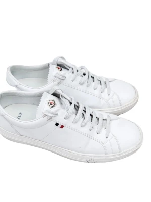 Moncler skor - Vita moncler skor i storlek 43, i bra skick. Perfekt nu till våren och sommaren, nypris 5000kr mitt pris endast 1200kr. Hör av er vid frågor. Mvh Trend closet🙌😊