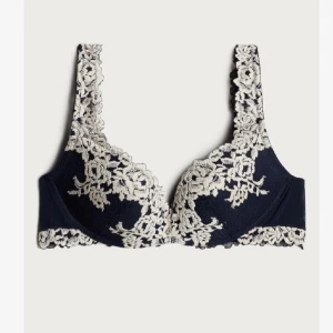 Intimissimi Bh - Säljer nu denna otroligt eleganta Bhn från intimissimi. Använd men inget som syns, alltså inga defekter. Push up men har inga byglar så otroligt bekväm. Storlek 75 C, skriv för fler frågor eller bilder, eller om ni vill förhandla priset🩷🩷