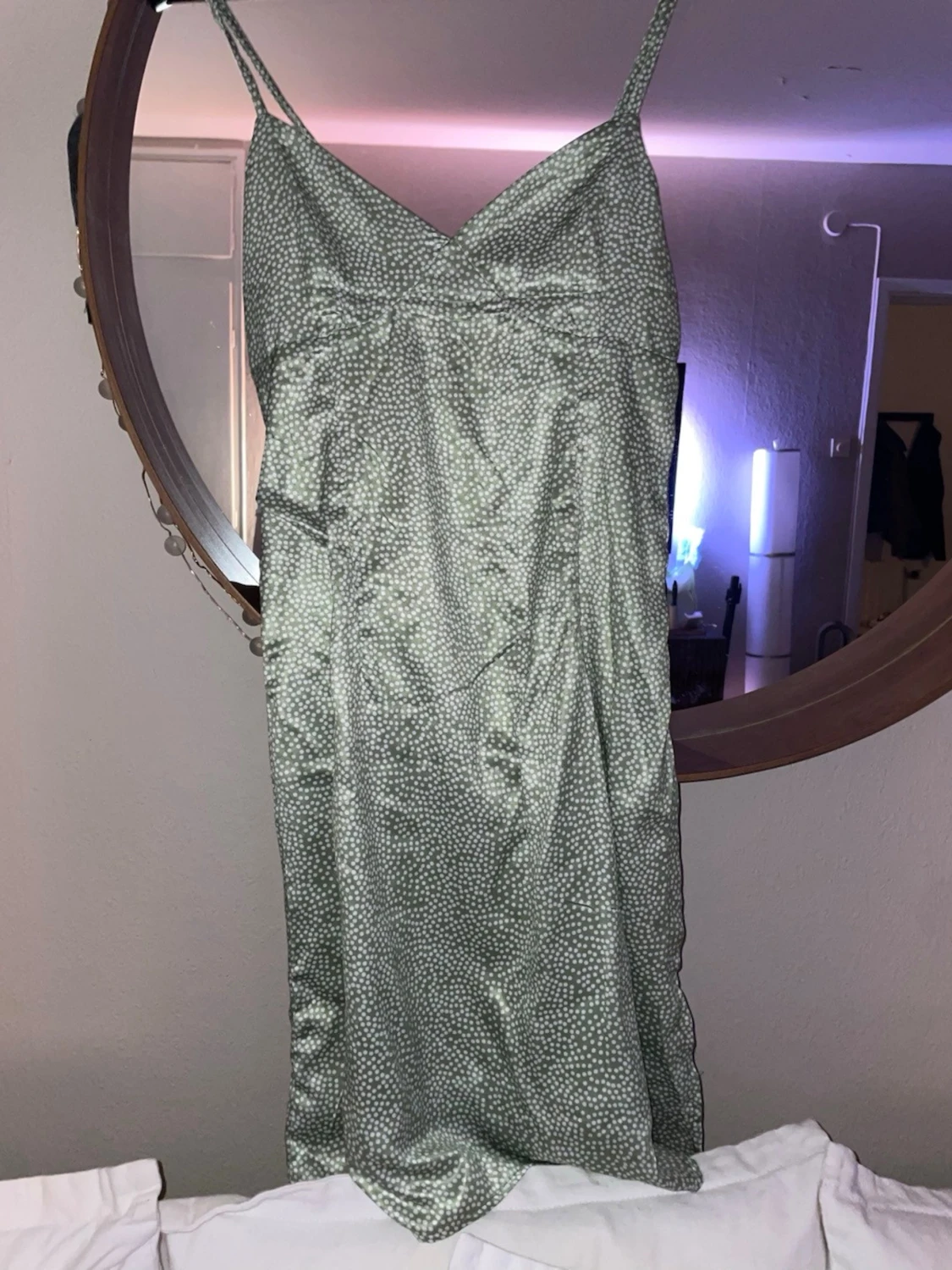 Grön prickig satinklänning - 4