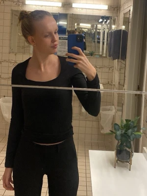 Svart långärmad topp med fyrkantig ringning - Säljer en svart långärmad topp med snygg fyrkantig ringning. Toppen har en tight passform och är perfekt att styla med både jeans och kjol. Enkel och stilren design utan synliga detaljer eller mönster.