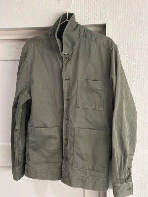 These glory days scandinavia overshirt  - Tjena! Nu finns denna riktigt feta These glory days scandinavia overshirten i en ljus grön khaki färg. Den är i prima skick utan några defekter. Storlek M och passar som en M. 