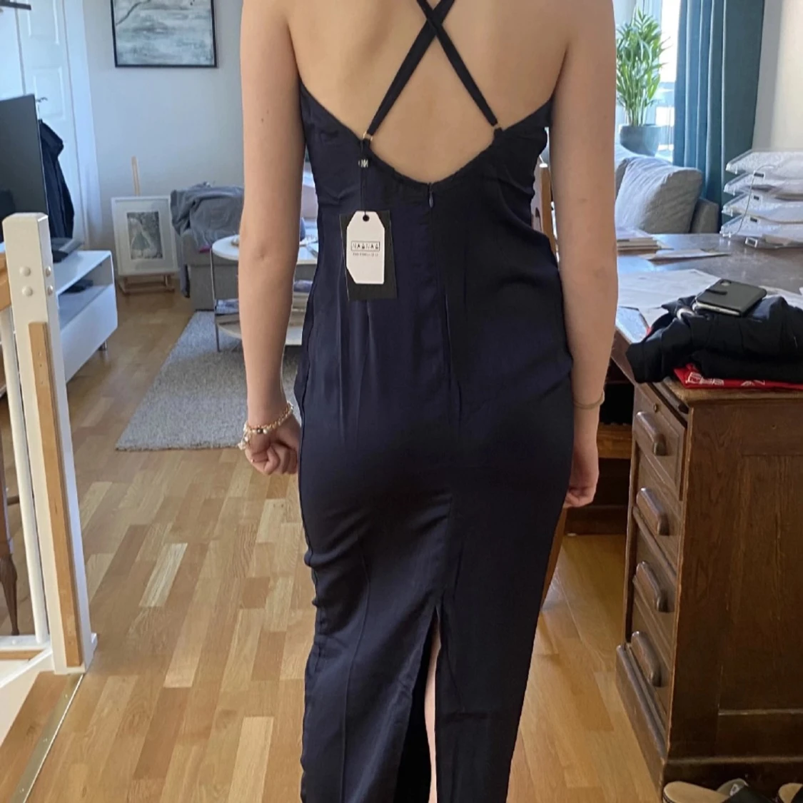 Marinblå balklänning med öppen rygg - 4