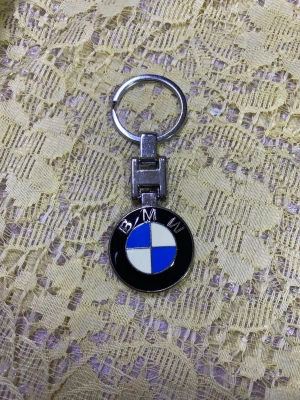 BMW nyckelring i metall - Snygg nyckelring med BMW-logga i svart, vitt och blått. Tillverkad i metall med rund form och klassisk design. Perfekt accessoar för dig som gillar bilar och vill ha något stilrent till dina nycklar. Finns fler kvar, kan samma frakt 