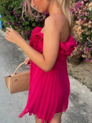 Klänning - Storlek m från Zara, skickas tidigast 14/4