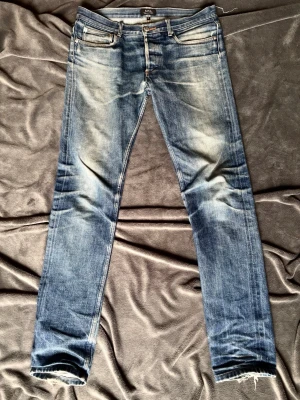 Apc jeans - Sitter true to size. Jag som använt dem är 186 och väger 72 kg