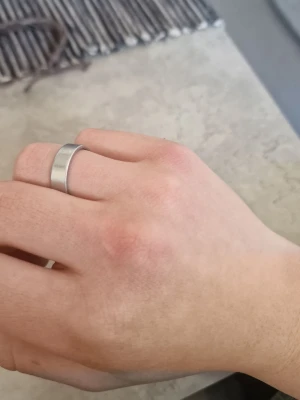 Enkel silverfärgad ring - Säljer en stilren och enkel ring i silverfärg med matt finish. Ringen har en klassisk, rak form utan dekorationer och passar perfekt för dig som gillar minimalistisk design. 