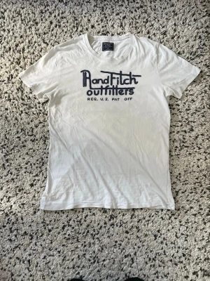 Vit t-shirt Abercrombie & Fitch - Vit T-Shirt från Abercrombie & Fitch | Storlek M | Mycket bra skick | Modellen på bilden är 173cm | Skriv vid funderingar!