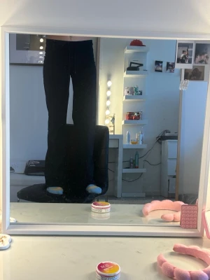 Mörk blå vida mjukisbyxor med dragsko - Säljer ett par mjukisbyxor med vida ben och dragsko i midjan. Byxorna har en avslappnad passform och är perfekta för chill dagar. Tillverkade i mjukt material som känns skönt mot huden.