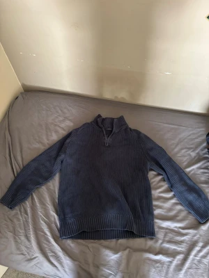 Henry Lloyd quartazip  - Säljer en mörkblå stickad tröja från Henry Lloyd, (Quartazip) i storlek M men passar S