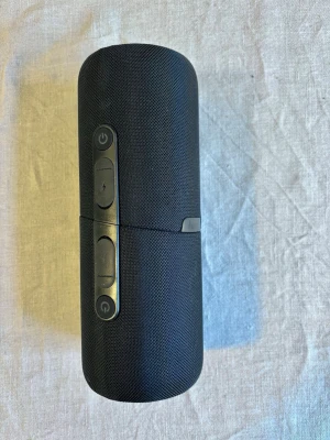 Hama Twin bärbara högtalare  - Portabel bluetooth-högtalare som enkelt kan delas till två trådlösa högtalare som spelar ljudet i stereo. Knappt använda och i perfekt ny-skick. USB-C laddning. Nypriset var 795kr. 