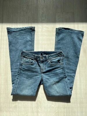 Blå bootcut jeans med fickdetaljer - Säljer bootcut jeans från HM. Pris kan diskuteras!