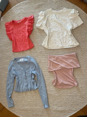 Toppar från Zara - Fyra söta toppar, alla från zara. Blå kofta i storlek 13-14(xs) Coral topp i storlek L men när är som xs eftersom passformen är mycket liten från början (passar mig perfekt på mig som är xs/s). Vit volang t-shirt i storlek S. Rosa tub topp i storlek S. Alla i mycket bra skick! TVEKA INTE OM FRÅGOR!🌸🌼En för 50kr, paket pris kan diskuteras!
