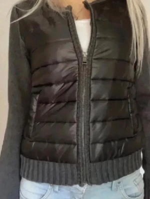 Cardigan - Skit snygg som liknar moncler men använder inte, från märket top secret🤗