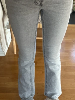 Grå bootcut Jeans/modne szare jeansy bootcut- Gina Tricot - dam - Storlek 34 - trendiga - Jag säljer ett par grå trendiga bootcut Jeans från Gina Tricot/modne szare jeansy bootcut. Dem är i nyskick utan lapp, aldrig använda. Dessa Jeans är i storlek 34/xs. De är utsvängda (bootcut). Jeansen har även knappar bak som går att öppna.   Jag säljer dessa Jeans eftersom jag ej använder dom men väldigt fina.  Om du har några frågor kontakta mig! Kan sänka pris vid snabb affär.  #bootcut #jeans #trendiga #snygga #dam #grå #fina #modne #szare #jeansy #bootcut