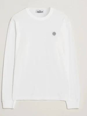 Vit långärmad topp Stone Island - Vit långärmad topp från Stone Island med rund hals och ikonisk logotyp-patch på bröstet. Tillverkad i mjuk bomull för en clean och stilren look. Perfekt att matcha med jeans eller cargobyxor för en avslappnad vibe.