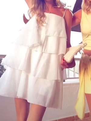 Drömmig vit volangklänning - Säljer världens underbaraste vita volangklänning som passar perfekt inför studenten eller sommaren. Färgen är vit vit! Sparsamt använd vid 2 tillfällen så fortfarande i toppen skick. Passar allt från xxs-s! Hör av er vid frågor💗💗